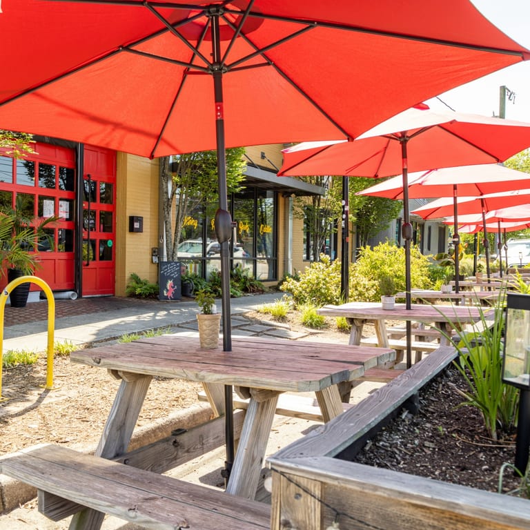 A Lively Space That Evolves From Day To Night